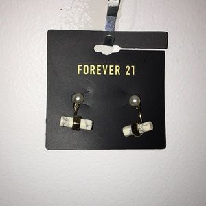 A pair of forever 21 earrings.
